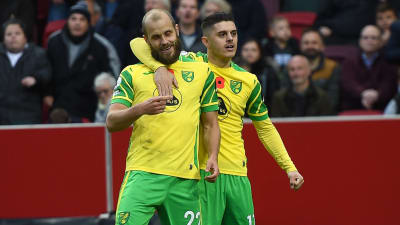 Teemu Pukki blir kramad av Milot Rashica.