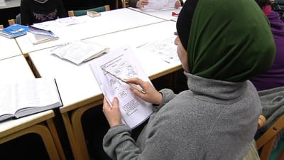 Invandrarkvinna studerar