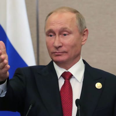 Rysslands president Vladimir Putin svarar på frågor under en presskonferens i Kina. 