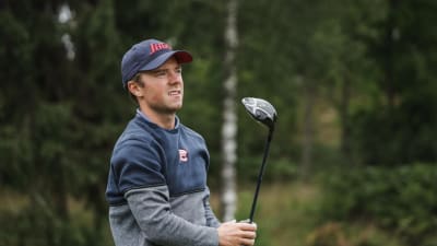 Golfaren Rasmus Karlsson blickar framåt.