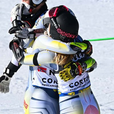 Fabian Wilkens Solheim firar med lagkamrater.