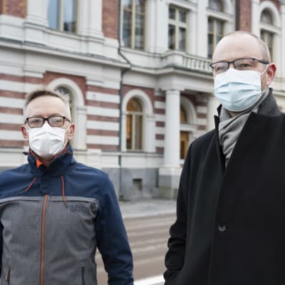 Ilkka Käsmä ja Timo Koivisto kasvomaskit kasvoillaan.
