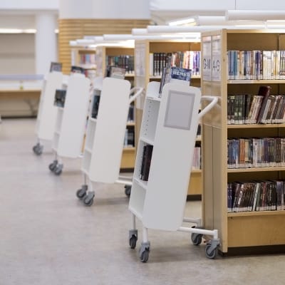 Kirjakärryjä kirjastossa. 