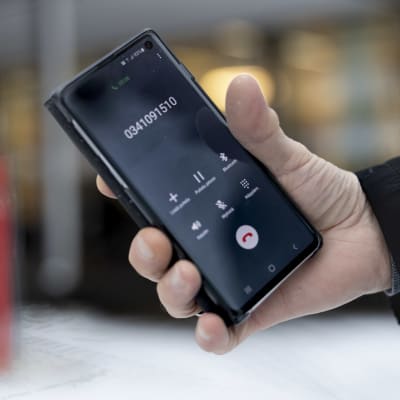 Kännykkä soittaa Kuhmoisten kunnan robottipuhelimeen. 