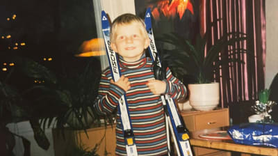 Remi Lindholm har fått ett par skidor julen 2002.