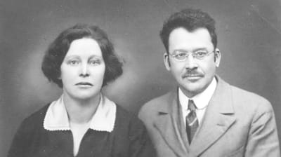 En svartvit bild av Anna och Karl Harald Wiik. Socialdemokrater och pacifister, som i samband med krigen satt fängslade för sin åsikts skull. 