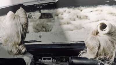 Del av ett av Anja Niemis fotografier som föreställer två kvinnor som sitter i en cabriolet och ser ut över amerikansk öken.