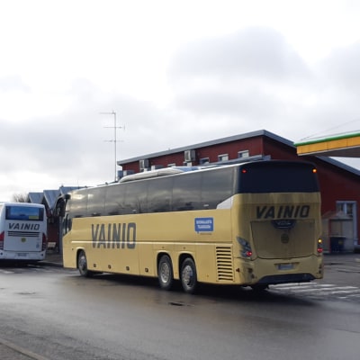 Två bussar vid busstationen i Ingå.
