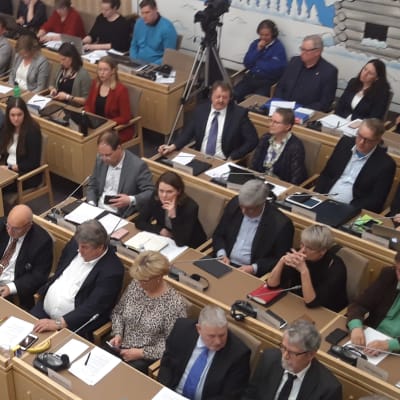 Fullsatt fullmäktigesal i Korsholm. Bild tagen uppifrån läktaren.