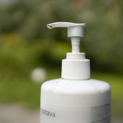 En plastflaska med handdesinfektionsmedel.