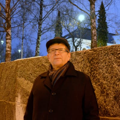 Mikko Moilanen seisoo kulmauksessa ja Kuopion kirkko taustalla.