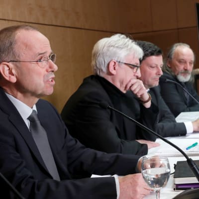 Günter Lubitz (vas.) lehdistötilaisuudessa. Vieressä media-asiantuntija Hans-Joachim Rüdel, seuraavana asianajaja Andreas Behr ja äärimmäisenä oikealla toimittaja Tim van Beveren.