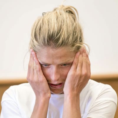 Therese Johaug itkee tiedotustilaisuudessa.