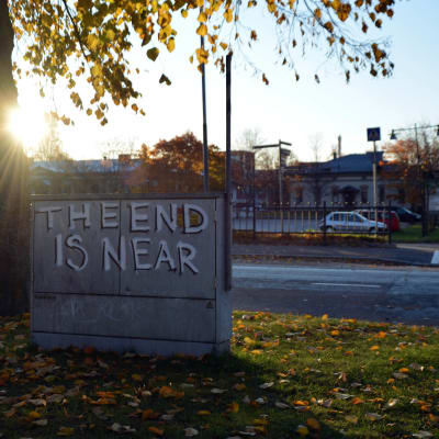 "The End is Near" -graffiti Korsholmanpuistikolla Vaasan Kasarmintorin kupeessa.