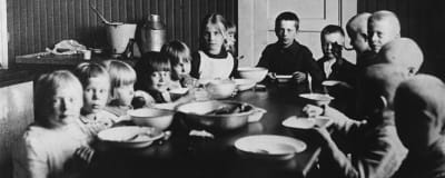 Koululaisia ruokailemassa Huhuksen kylän koulussa Ilomantsissa 1931.