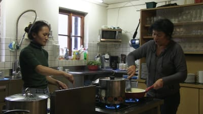 Ngima Doma Sherpa och Carmen Kathrein tillreder mat för gästerna.