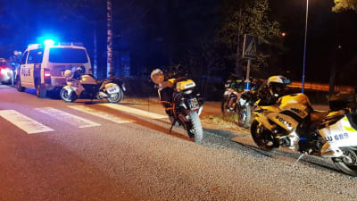 Polisen har stannat mopedister som försökt köra undan polisen.