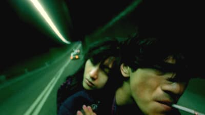 Michelle Reis ja Takeshi Kaneshiro ajavat moottoripyörällä elokuvassa Neonpyhimys