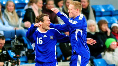 Jonatan Johansson och Mikael Forssell firar i landslaget.