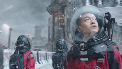 Liu Qi (Chuxiao Qu) står i en rymddräkt och tittar på en vintrig stad.