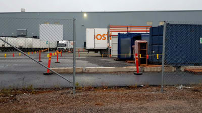 Ett hål i det staket som är runt Postens logistikcentral i Lundo under poststrejken i november. 