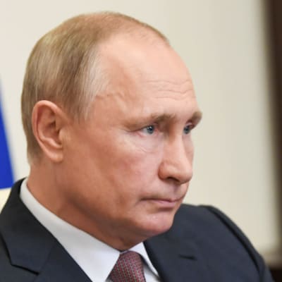 President Vladimir Putin deltar i en videokonferens om skötseln av coronaepidemin. Bilden har tagit den 15 maj utanför Moskva.