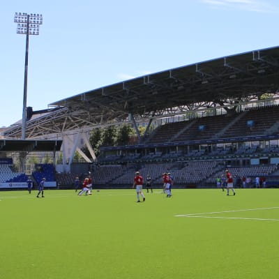 Fotbollsmatch på ett soligt Tölö fotbollsstadion.