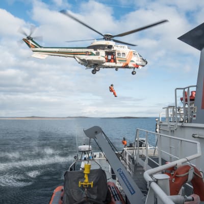 Helikopter vid sjöräddningsövning.