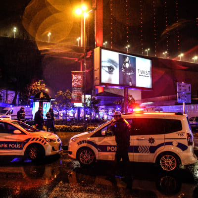 Poliser skyddar området efter terrorattacken mot nattklubben Reina i Istanbul på nyårsnatten.