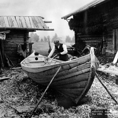 I. K. Inhan valokuvassa veneenrakentaja Haavuksessa Sortavalassa