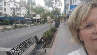 Katja Liimatta-Åström i ett folktomt Fuengirola, Spanien, mars 2020.