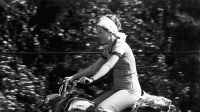 Kvinna på moped