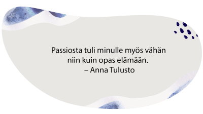 Graafisella pohjalla chatin kommentti nimimerkiltä Anna Tulusto: "Passiosta tuli minulle myös vähän niin kuin opas elämään."