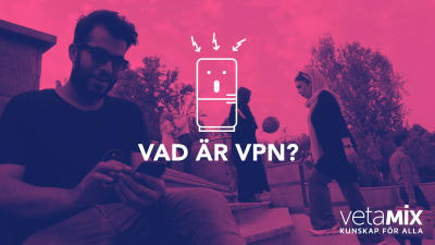 En ung man från Iran sitter på en trappa och spelar Pokemon Go på sin mobiltelefon. På bilden syns också vit text "Vad är VPN?" och en vit logo med texten "Vetamix - Kunskap för alla", samt  en vit ikon med en förvånad mobiltelefon.