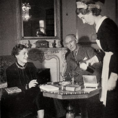 Författaren Agnes von Krusenstjerna med sin man David Sprengel och deras jungfru i hemmet på Karlavägen i Stockholm. 1930-tal.