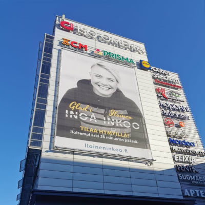 reklamskylt på ett köpcenters fasad.