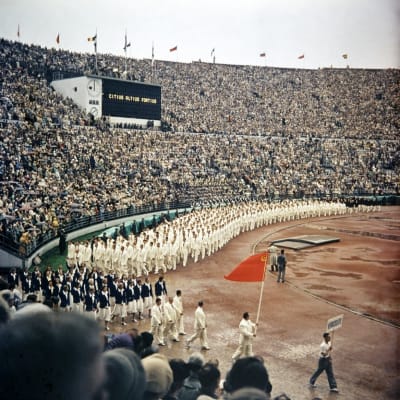 Olympiska spelen 1952 i Helsingfors inleds