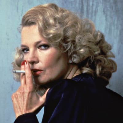 Gena Rowlands poseeraa savuke huulilla elokuvaroolissa Gloria.