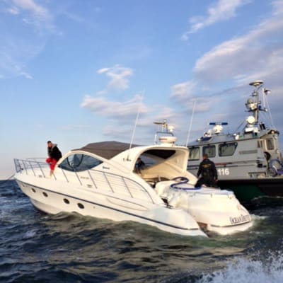 Jari Sillanpääs båt tog in vatten utanför Tallinn 7.7 2014.