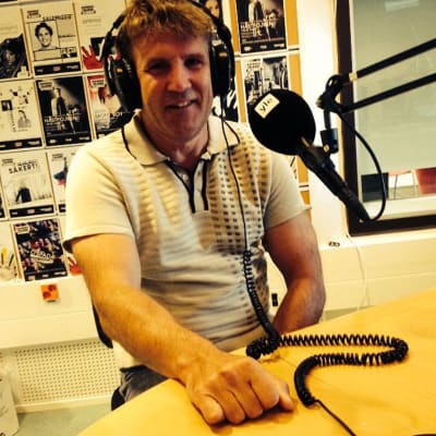 Bild på Mikael Antman i en radiostudio.