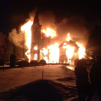 Ylivieska kyrka brinner den 26 mars 2016.