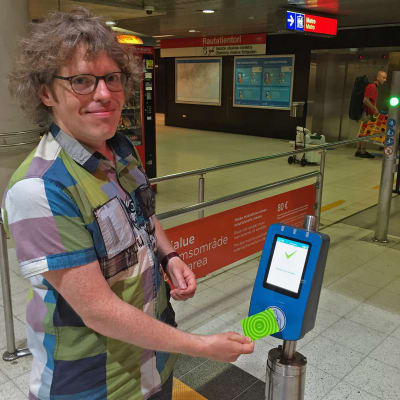 Mikael Johnson köper biljett med den nya resekortläsarn.