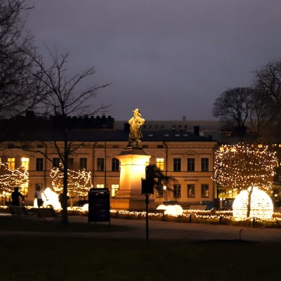 Jouluvalot Brahenpuistossa Turussa joulukuussa 2020.