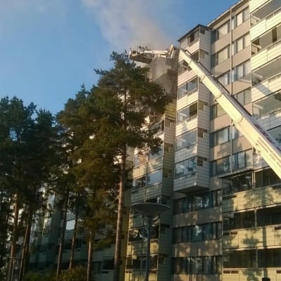 Brand i ett höghus i Gårdsbacka