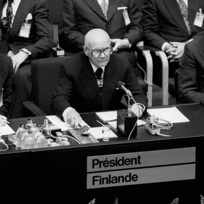 Urho Kekkonen puheenjohtajan paikalla ETYKissä Helsingissä 1975