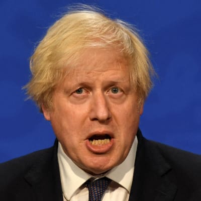 Premiärminister Boris Johnson talar om coronarestriktioner på en virtuell pressträff den 12 juli 2021 i London.