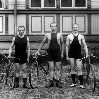 Urheiluasuisia pyöräilijöitä 1920-luvulla.