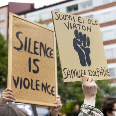 "Suomi ei ole viaton" -teksti rasisminvastaisessa mielenosoituksessa.