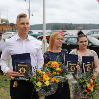  Samu Silventoinen, Eerika Pasanen, ja Sari Veijalainen saivat pelastuslaitokselta tunnustusplakaatit.