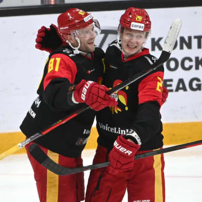 Iiro Pakarinen och Otto Leskinen firar mål.